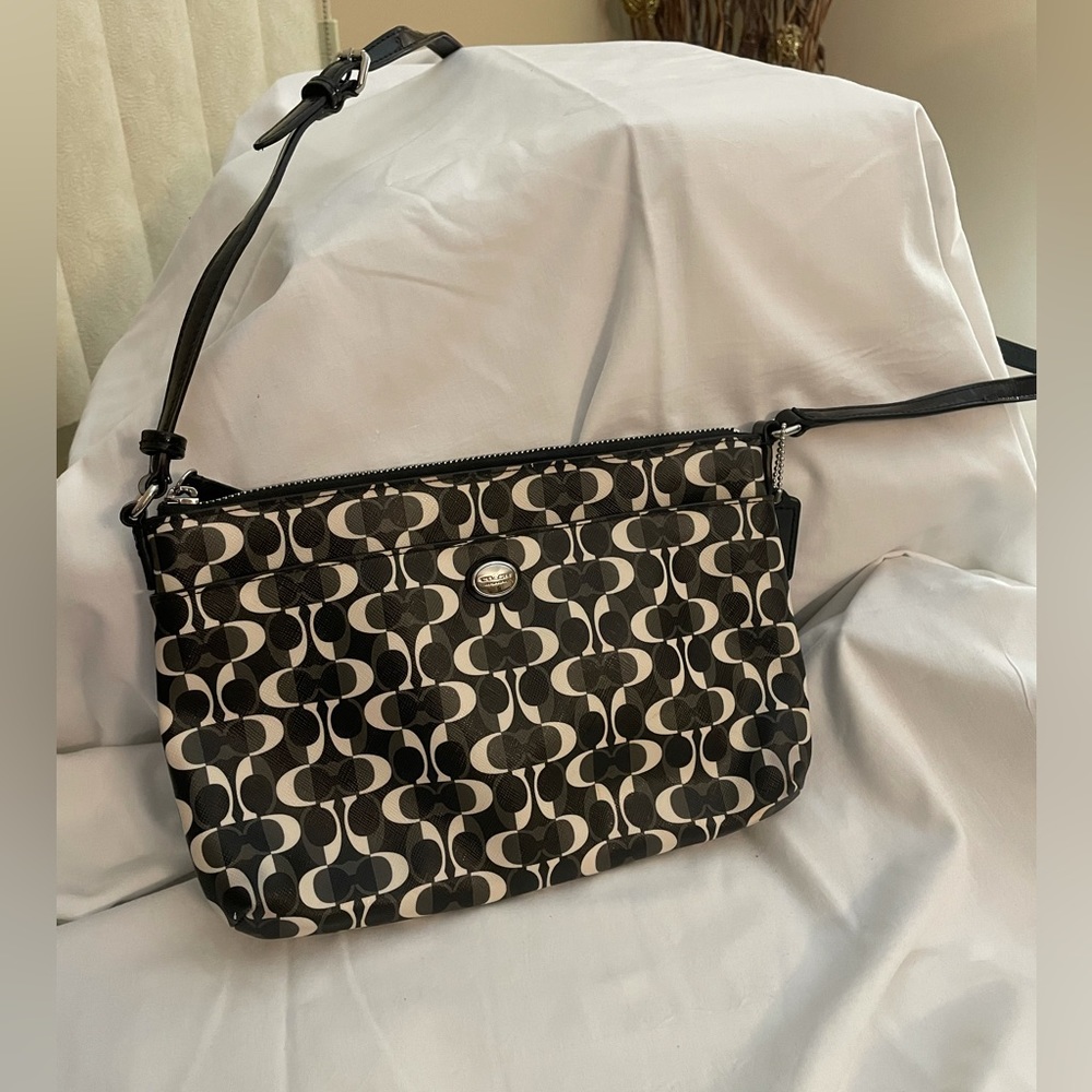 COACH PVC CROSSBODY LIKE NEW BLACK AND WHITE